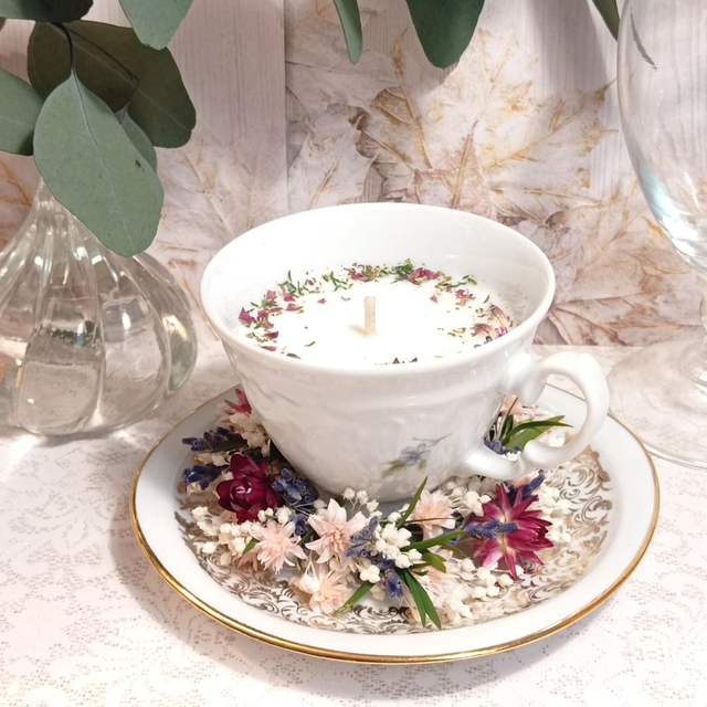 Tasse couronnée de fleurs