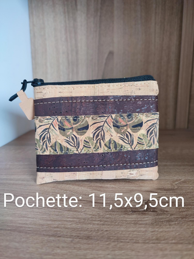 Porte monnaie marron et feuilles