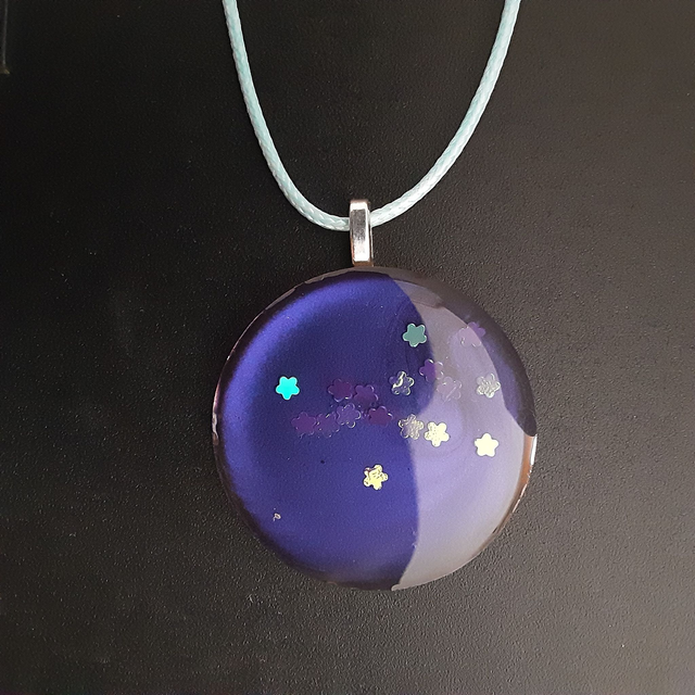 Pendentif rond collection Mouna paillette fond violet intense nacré parsemé d&#039;étoiles irisées