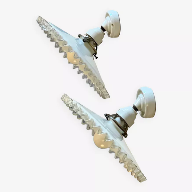 Paire d’appliques opaline dentelée et porcelaine