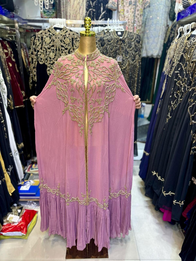 Cape de couleur rouge avec frange 