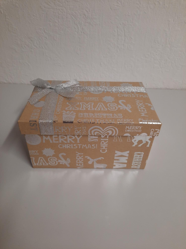 Coffret de Noël vide occasion ( un peu déchiré en dessous) 
