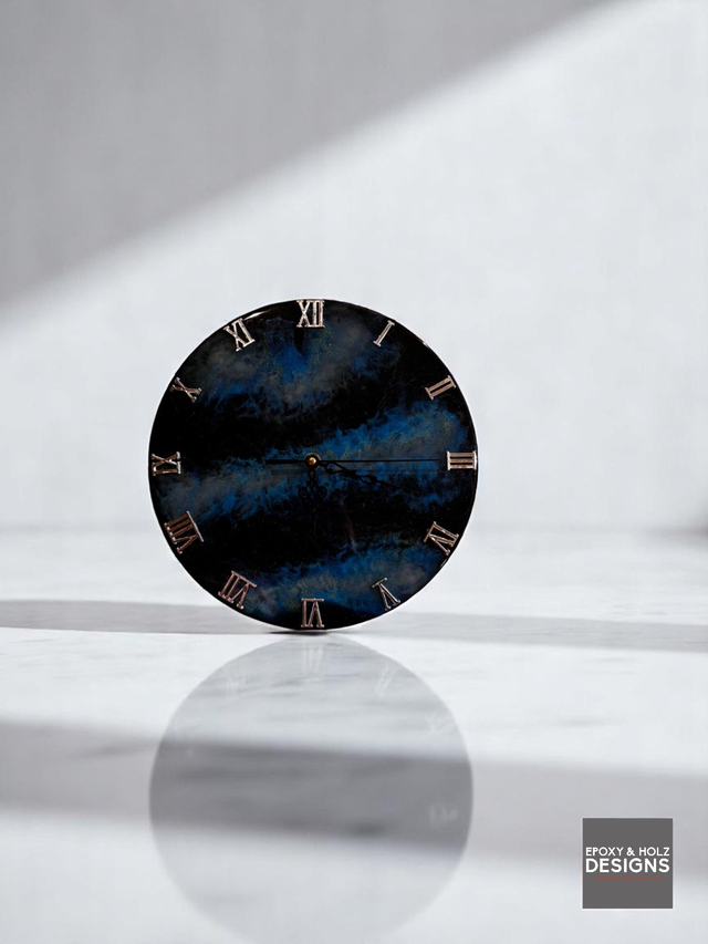 Wanduhr Epoxidharz schwarz/blau 