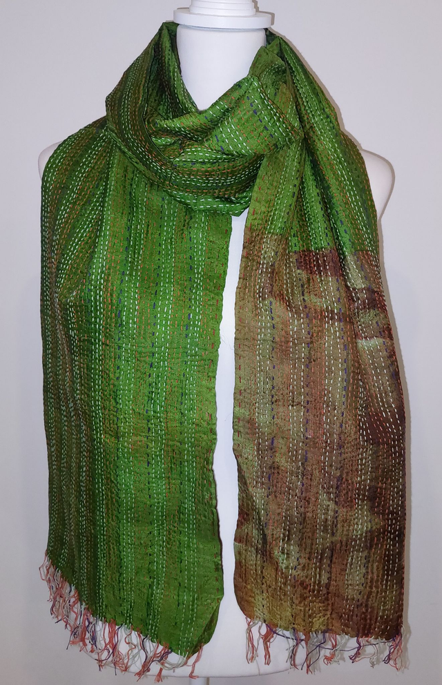 Étole réversible - Sari surcyclé brodé Kantha - Unique - Confectionnée à la main - Vert, marron...