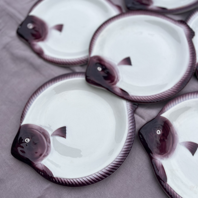 Service de 6 assiettes forme poisson en barbotine 