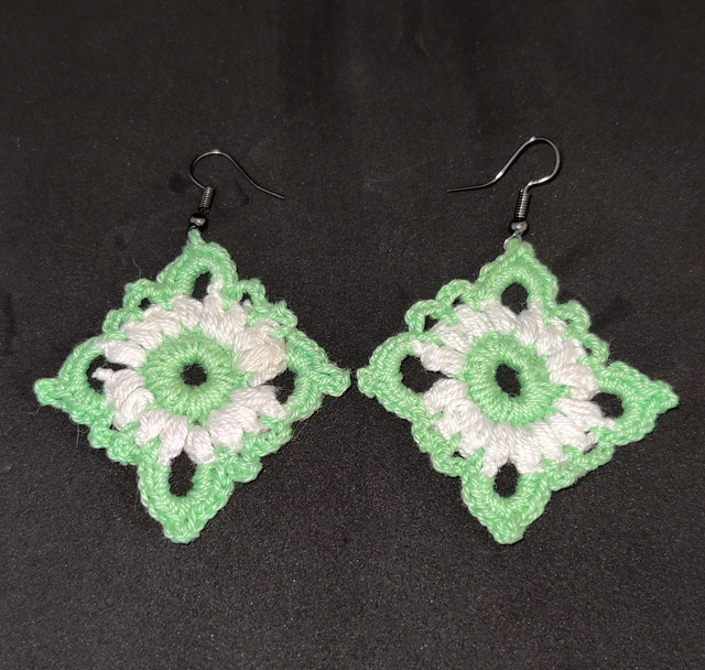 Boucles d&#039;oreilles au crochet carrées 
