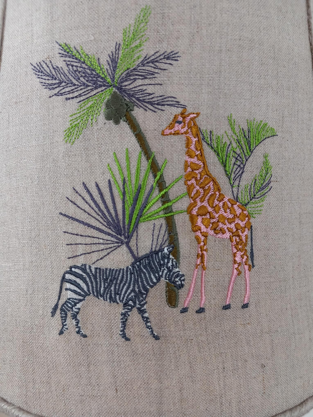 Lampe de table- Abat-jour lin brodé "Savane Africaine" et pied de lampe en bois de hêtre Français
