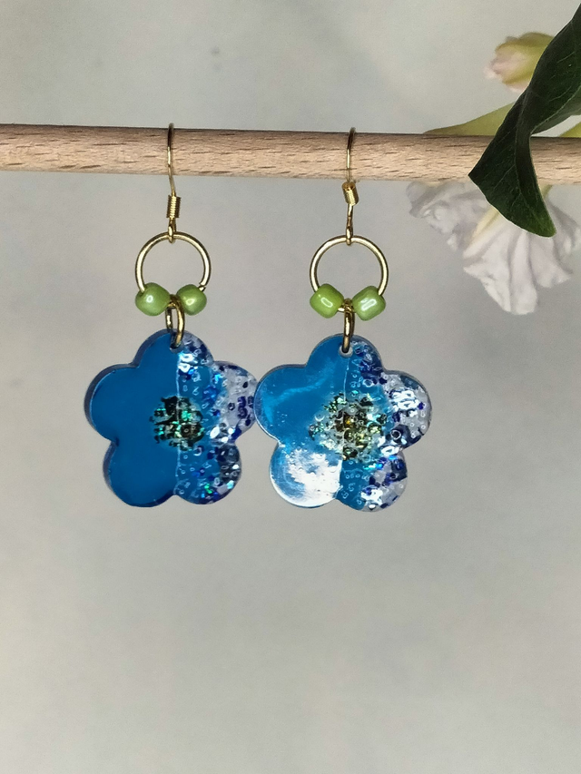 Boucles petites fleurs turquoises 