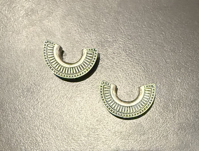 -----------------------1 pair Earweights silver plated fächer