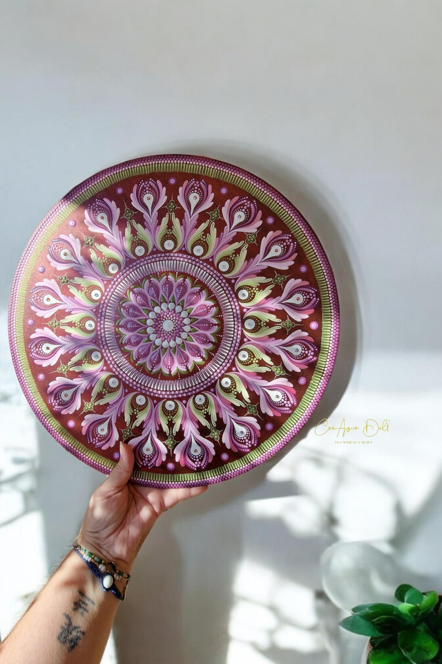Tableau mandala en bois 40 cm – Rose, prune &amp; vert tendre avec strass – Pièce unique