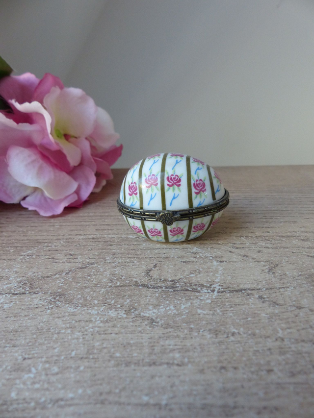 Pilulier Forme Oeuf, Petite Boite à Bijoux, Boite à Bonheur, Motif Fleuri - Collection Boites Porcelaine d'Art Vintage