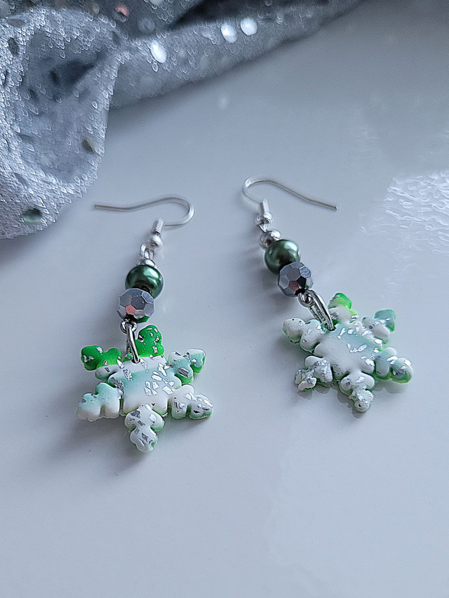 Drop earrings: Green and White Snowflakes