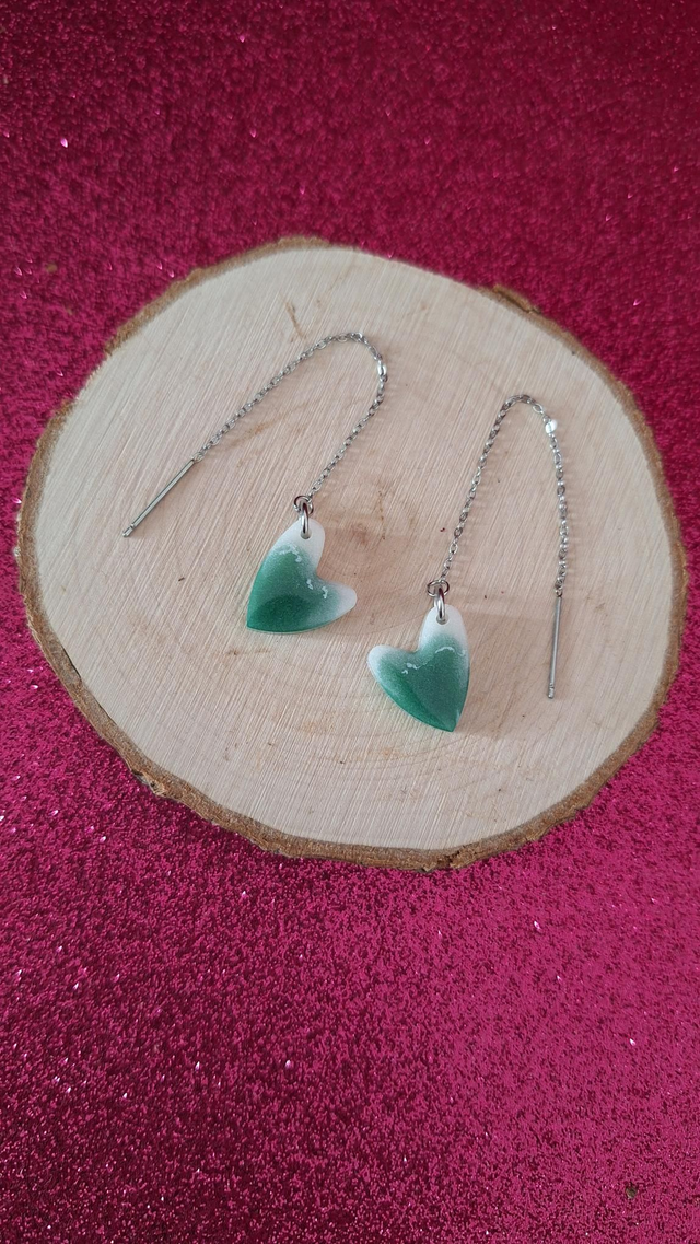 Boucles d'oreilles à enfiler argentées cœurs asymétriques vert/blanc