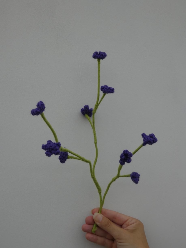 Branche de minis fleurs violettes 