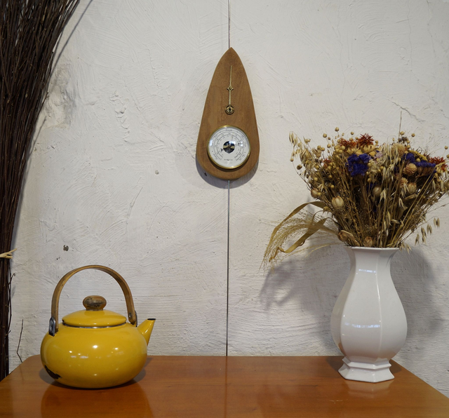 Le Menhir-Baromètre en bois exotique