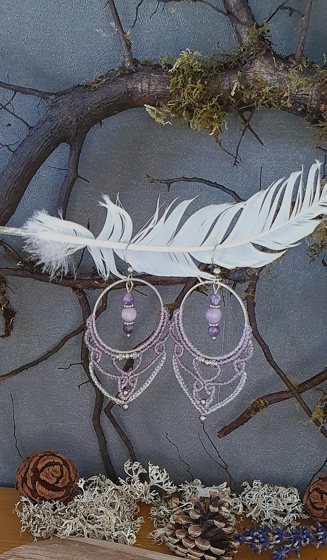 Jolie boucles d'oreilles mauve cendré et argenté