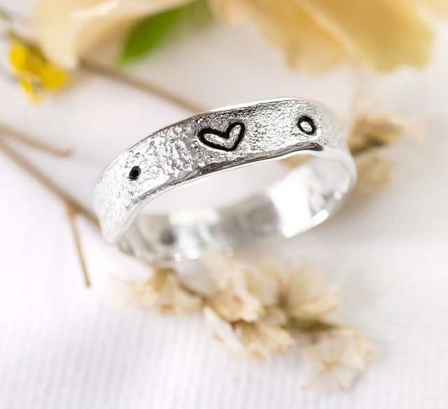Anillo corazones en plata 925 texturizado.