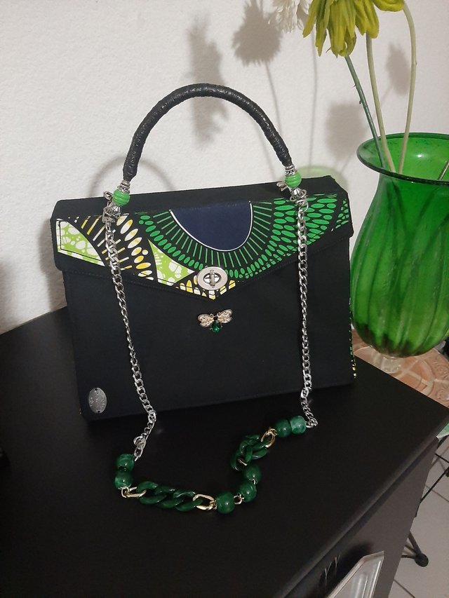 sac noir mélange de wax vert en bandoulière avec une abeille en déco en crystal vert eméraude 