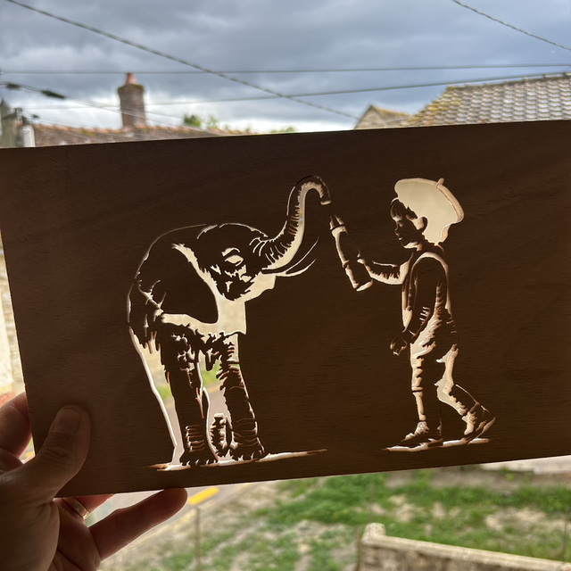 Éléphanteau avec enfant 