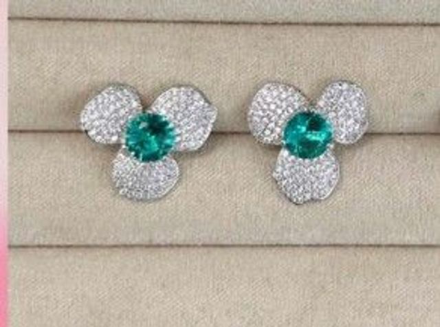 Brinco Flor Cravejada Miolo Zircônia Verde - Ródio