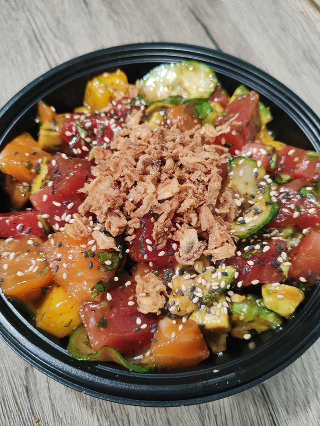 Chirashi mariné thon, saumon,mangue,concombre,menthe,coriandre, riz