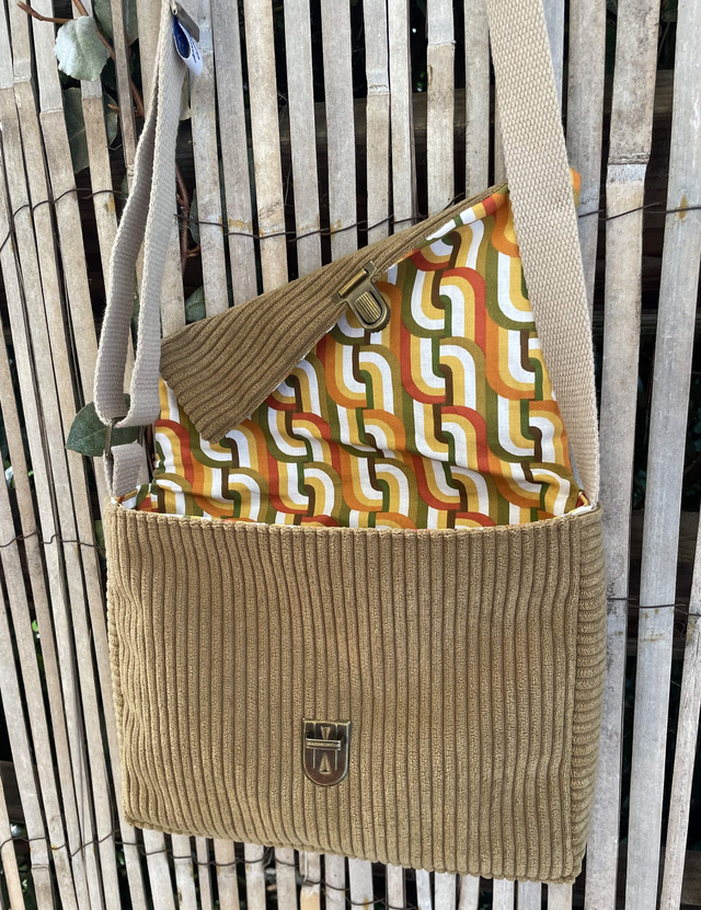 Sac cartable à bandoulière en velours côtelé large. Petit sac à main. Fermeture bouton poussoir et poche plaquée zippée