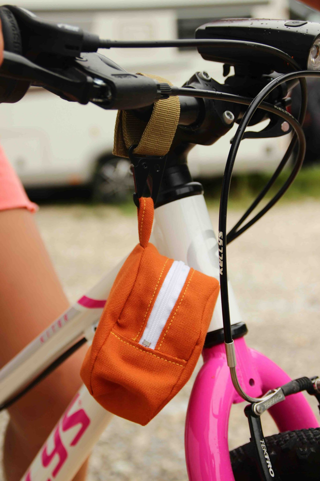 Cool bag to hang on a bike or backpack / Coole Tasche zum Aufhängen an Fahrrad oder Rucksack
