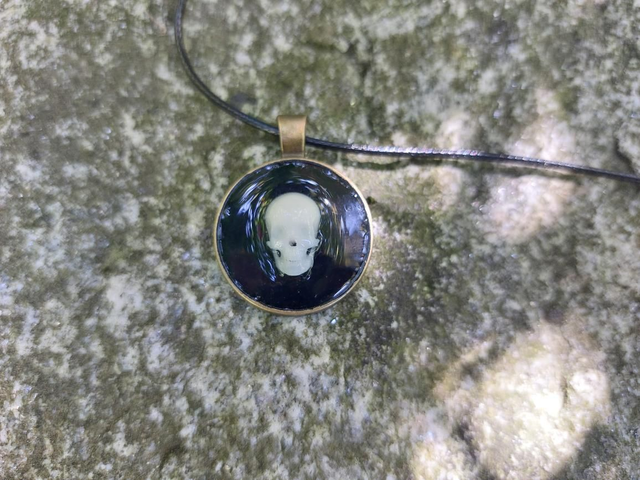 Pendentif crâne noir
