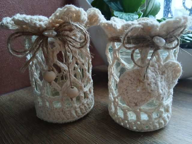 Photophore en verre habillé au crochet et breloques – décoration artisanale bohème chic