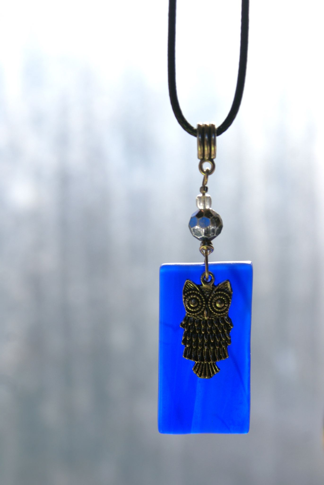 Pendentif en verre bleu élèctrique semi-transparent et chaîne en coton ciré noir. 