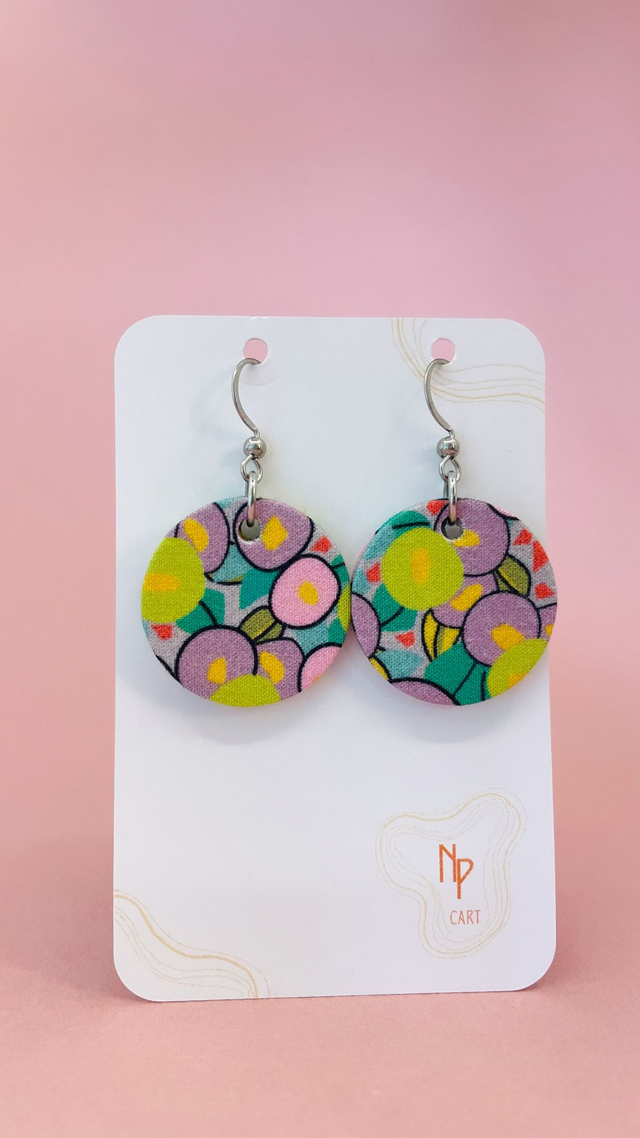 Boucles d'oreilles carton et tissu forme petites rondes, collection " rose pop " - fond mauve et motifs fleuris rose, vert et violet 