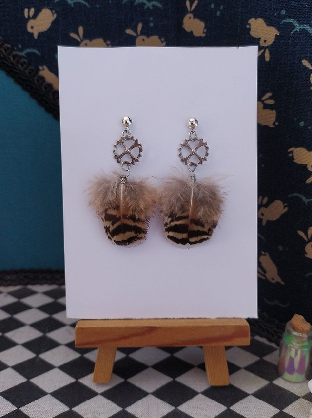 Clous d'oreilles argenté plumes de paon rayées et breloques