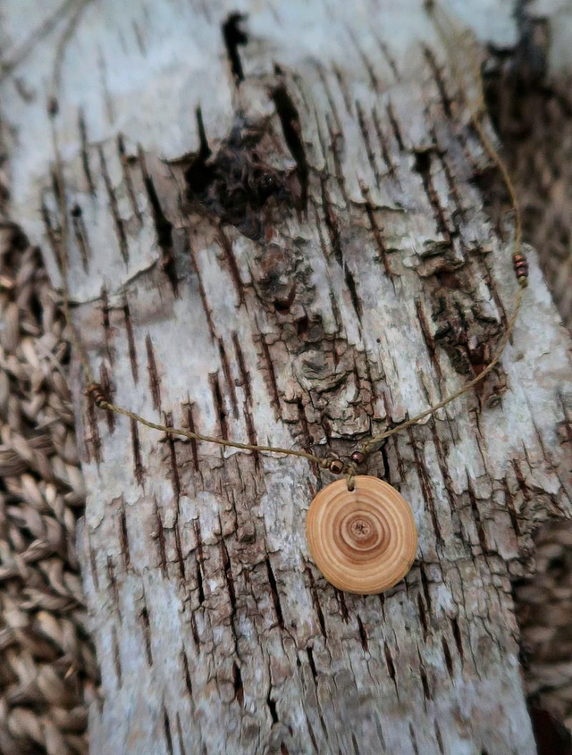 Naturverbundene Halskette mit Holzanhänger