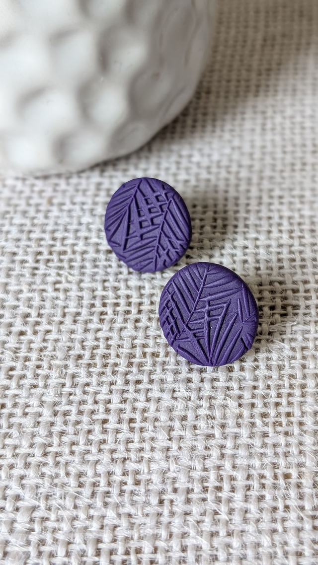Boucles d&#039;oreilles mauves en pâte polymère
