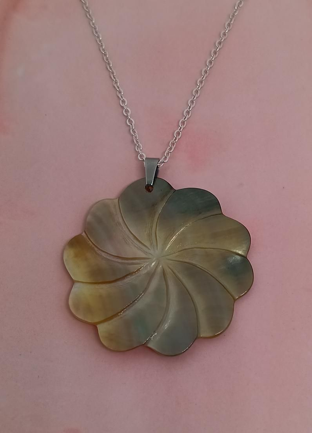 Chaîne + pendentif fleur de nacre