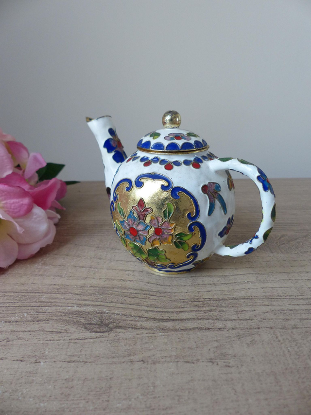Théière Miniature Cloisonnée Blanche – Décor Floral Doré – Cuivre Émaillé Fait Main – Style Asiatique – Objet de Collection Vintage