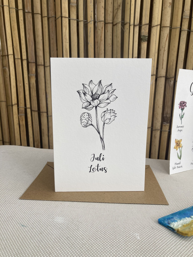 Ansichtkaart Geboortebloem Juli Lotus zwart wit, inclusief envelop, van originele tekening, met of zonder tekst 