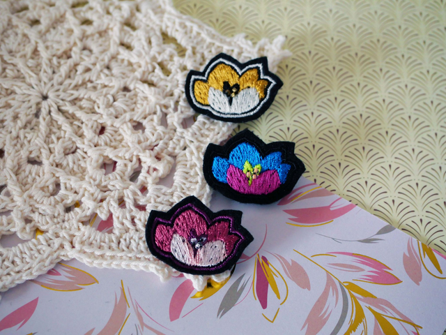 Clématite (Pins brodé main et machine)