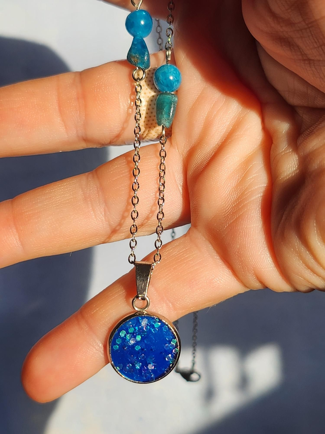 Collier résine et pierre d’apatite 