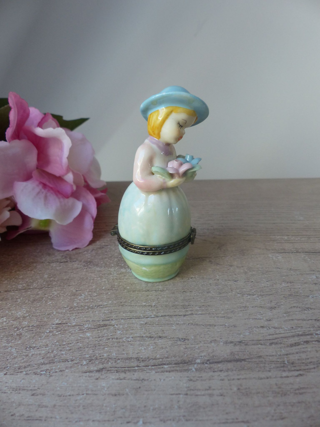 Pilulier ou petite boite à bijoux articulée femme jardinière aux fleurs vintage, petite boite décoration chambre, cadeau maman