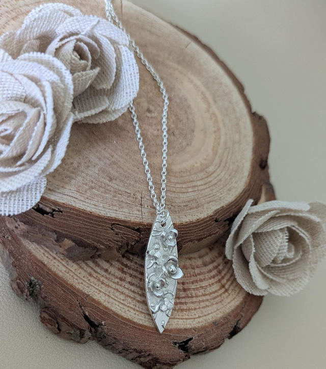 Blossom flowers pendant 