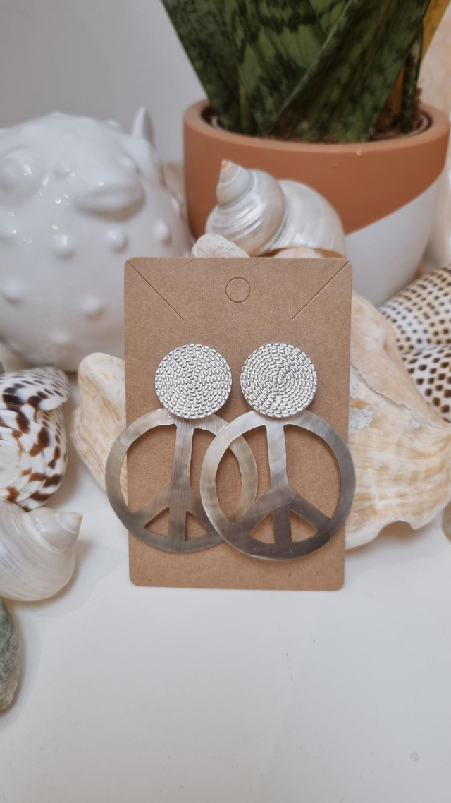 Boucles d’oreilles peace and love nacre