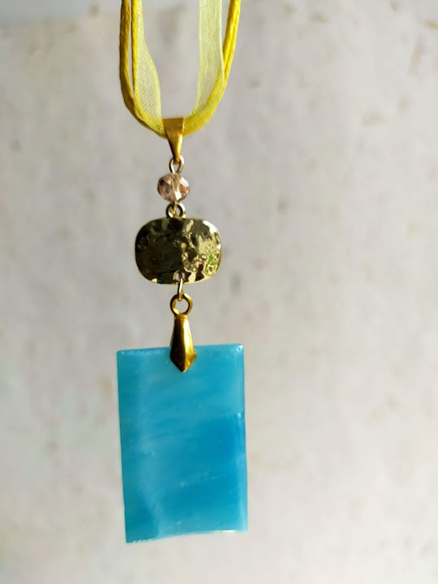 Pendentif en verre bleu azurin opalescent et chaîne en coton jaune. Numéro 7