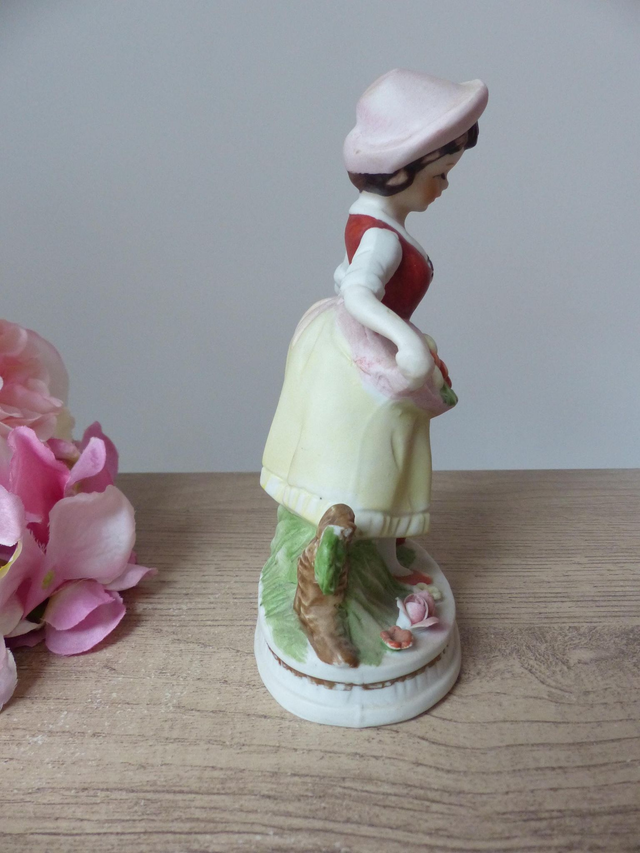 Figurine fille campagne, fermière avec des fruits et légumes, statuette jeune paysanne avec panier cueillette, décoration maison campagne