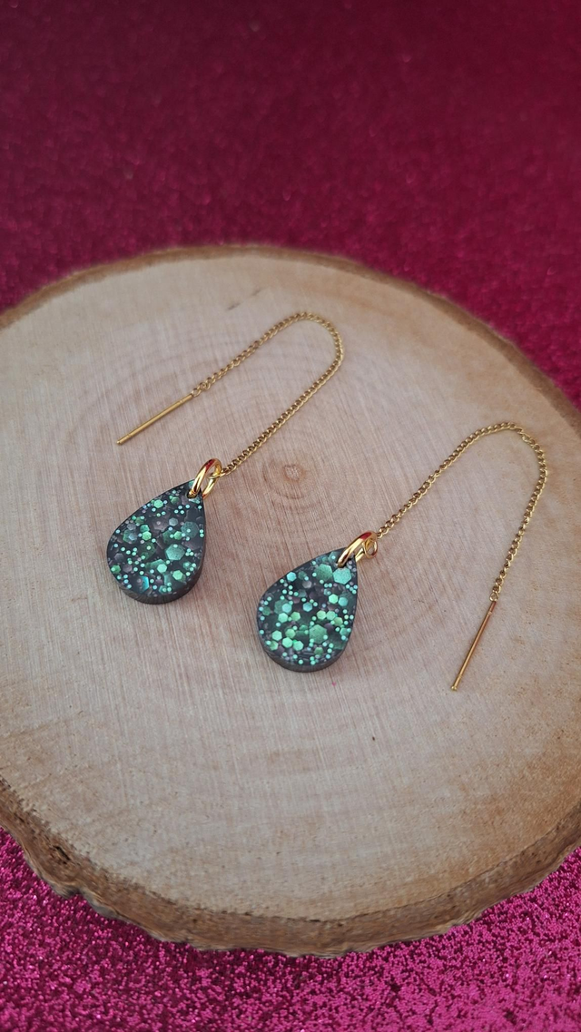 Boucles d&#039;oreilles à enfiler dorées gouttes noires paillettes holographiques blanches 