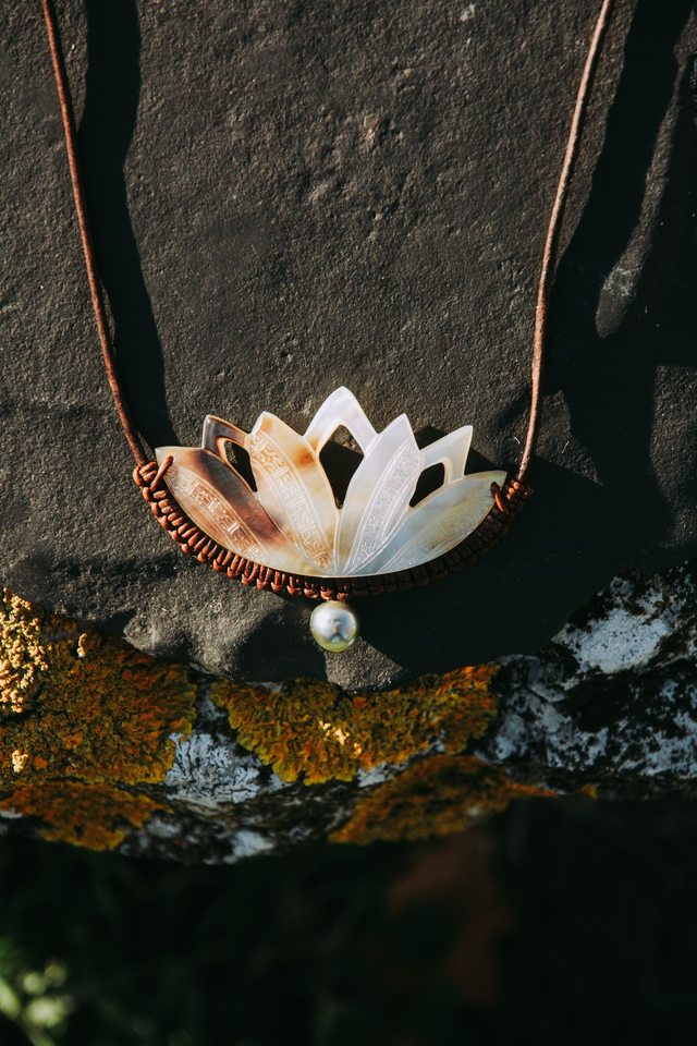 Collier ras du cou, Nacre lotus gravée et Perle de Tahiti