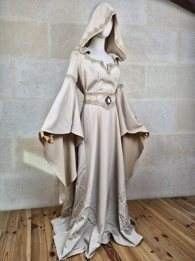 Robe longue satinée rose et beige