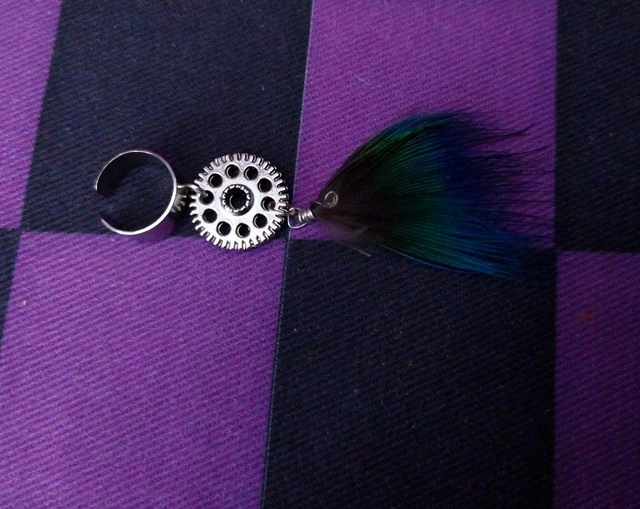 Bague d'oreille plume de paon et breloque argentée (plusieurs modèles disponibles)