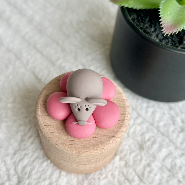 Boîte à dents en bois souris sur sa fleur rose poudré