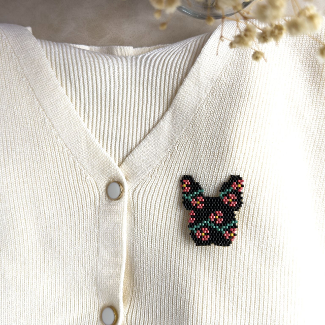 Bouledogue Fleuri Noir – Broche tissée main